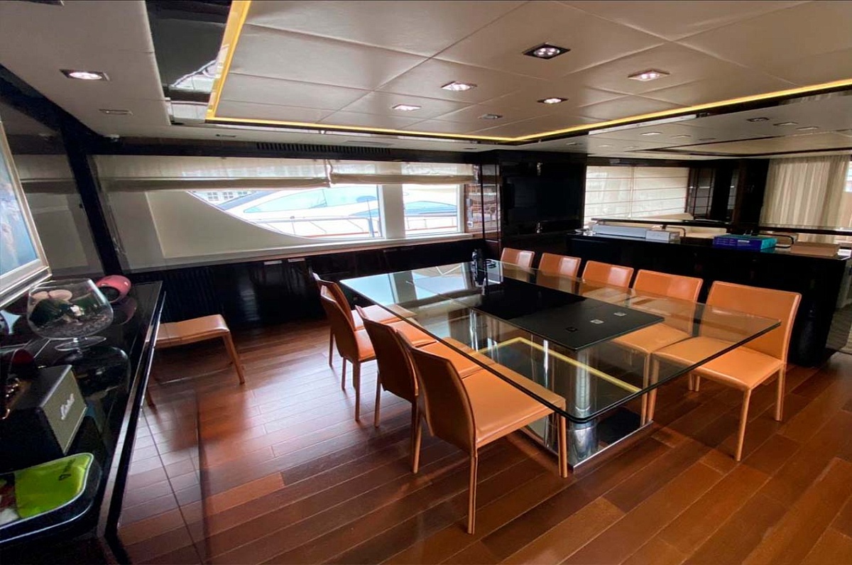 Аренда моторной яхты Azimut 116 в Сочи